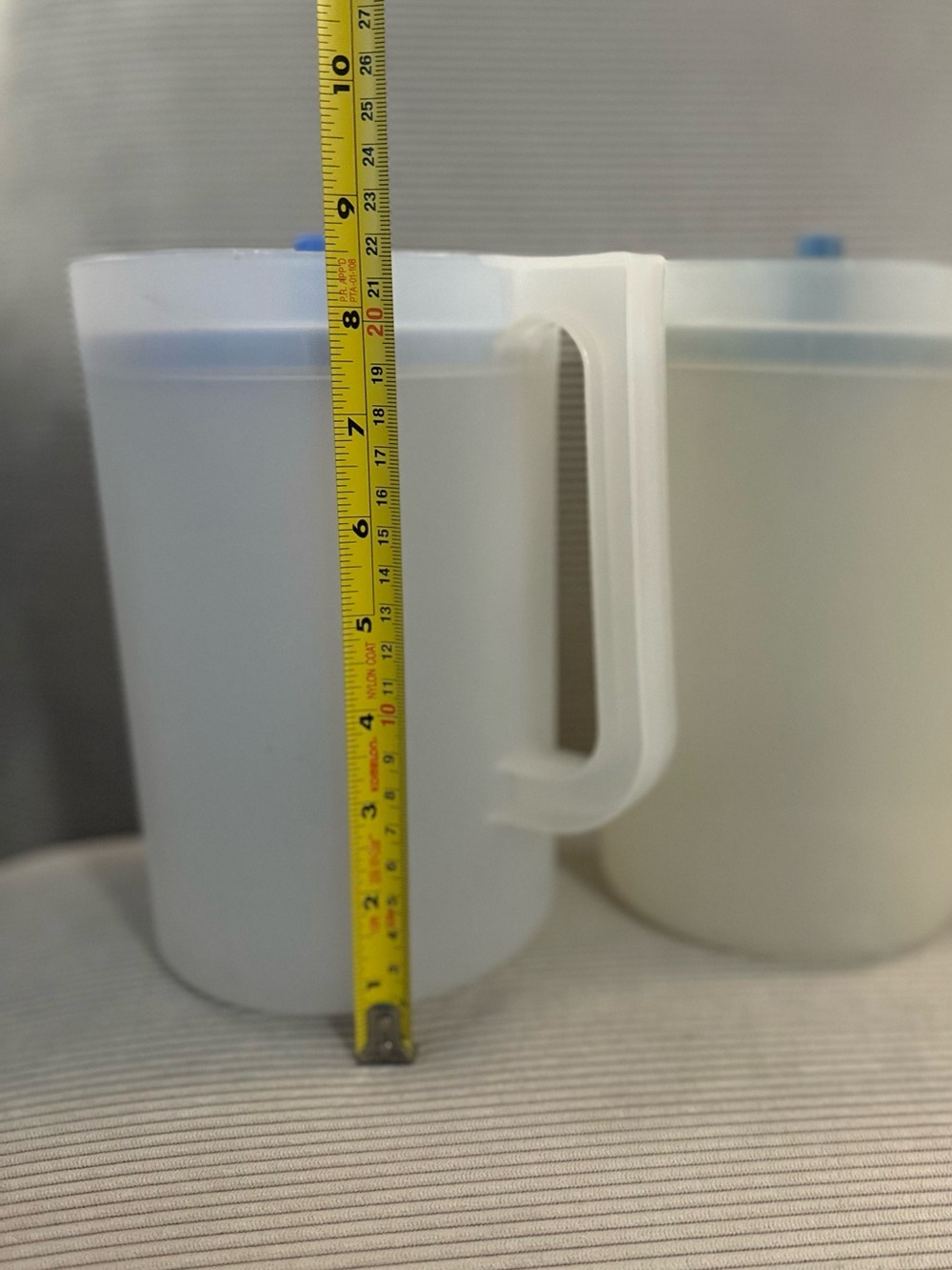 Set of 2 - vintage Tupperware push-button pitchers - Picture 3 of 8